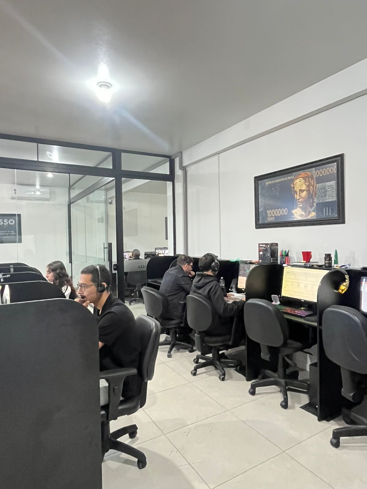 Colaboradores da Agilizza em atendimento
